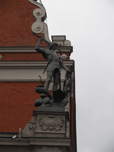 Estátua da Caçadora de Dragões na fachada da Casa dos Blackheads em Riga, Letónia - Foto, Imagem