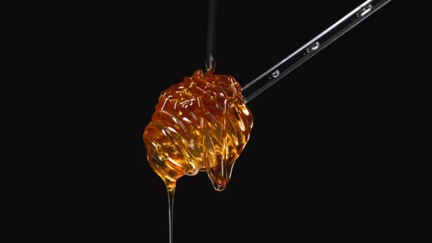 Pomerančový med tekoucí na plastové medové tyčinky, recyklace plastů. Vysoce kvalitní 4k footeat, vaření, zdravé stravování, chuť, pour, onlyage - Záběry, video