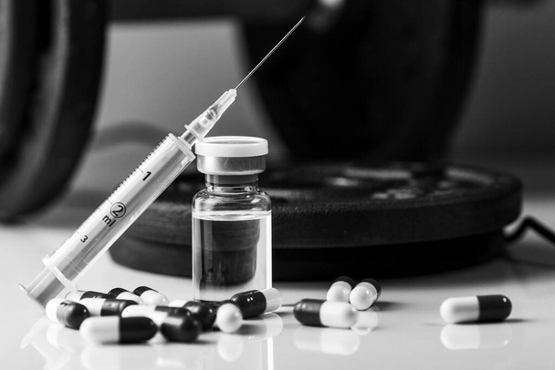 hantle, strzykawka z igłą, tabletki i fiolka ze sterydami. nielegalne doping w koncepcji sportu - Zdjęcie, obraz