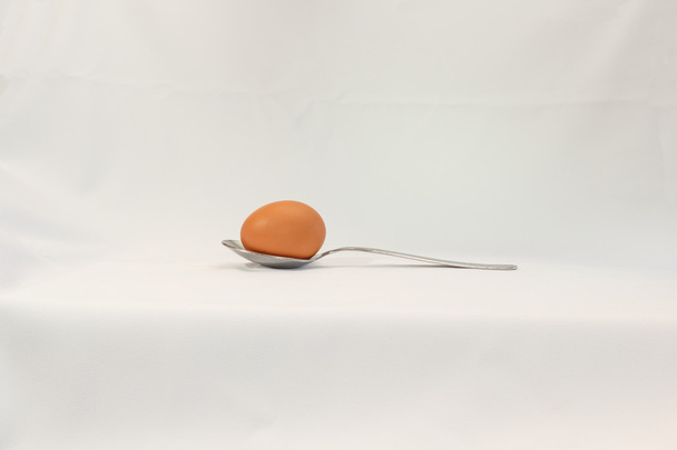 Kaşık beyaz bir arka plan üzerinde yumurta - Fotoğraf, Görsel