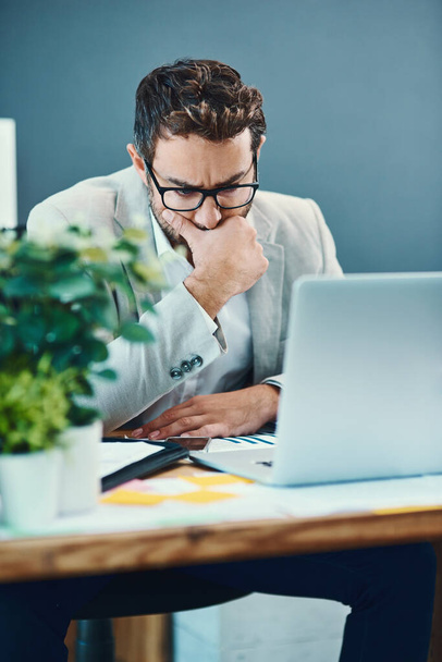 Kann seine Internetverbindung nicht langsamer werden. ein junger Geschäftsmann sieht gestresst aus, während er in einem Büro an einem Laptop arbeitet - Foto, Bild