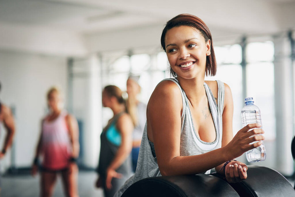 Schöpfen Sie gesunde Gewohnheiten, nicht Einschränkungen. eine junge attraktive Frau, die in einem Fitnessstudio trainiert - Foto, Bild