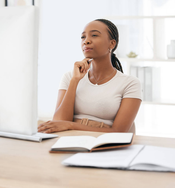 Pensamiento, investigación y cuaderno con la mujer negra en el ordenador para la planificación, objetivos y aprendizaje. Internet, tecnología y sitio web con los empleados en el escritorio en la oficina para la idea, la innovación y las noticias de estrategia. - Foto, Imagen