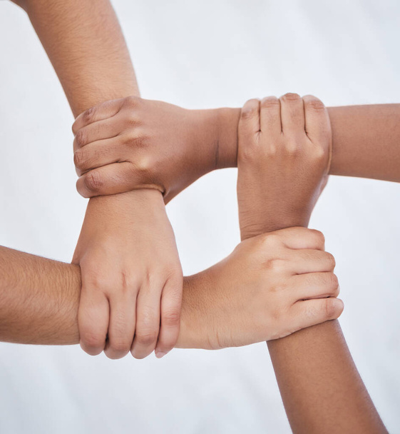 Руки, сотрудничество и объединились люди, держась за руки за единство, солидарность и связь. Сообщество, поддержка и командная работа с коллегами, работающими вместе. Союз, партнерство и мотивированные люди. - Фото, изображение