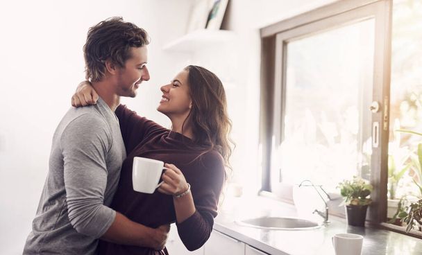 Amo-te mais do que as palavras podem expressar. um jovem casal afetuoso tendo uma pausa para o café em casa - Foto, Imagem