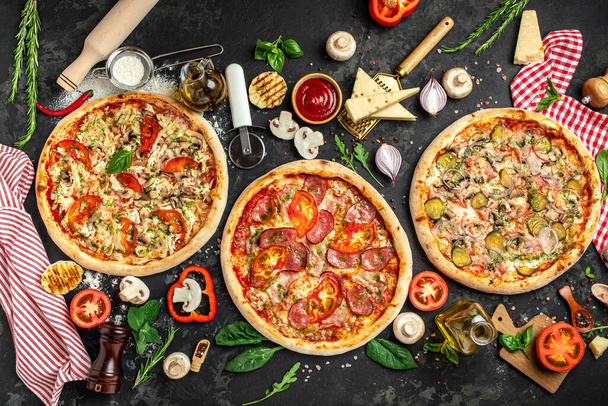 pizza puesta sobre fondo oscuro, comida rápida, imagen vertical. Vista superior. lugar para el texto, - Foto, imagen