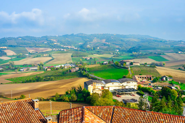 Wczesna zima panorama wzgórz Monferrato, w pobliżu miejscowości Moncalvo (prowincja Asti, Piemont, Włochy). Obszar ten słynie na całym świecie z cennych win i jest wpisany na listę UNESCO od 2014 roku. - Zdjęcie, obraz