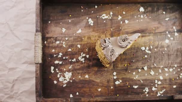 Pastel de Kiev en una bandeja de madera con decoraciones. - Metraje, vídeo