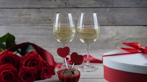 Два бокала шампанского и красные розы на День Святого Валентина - Кадры, видео