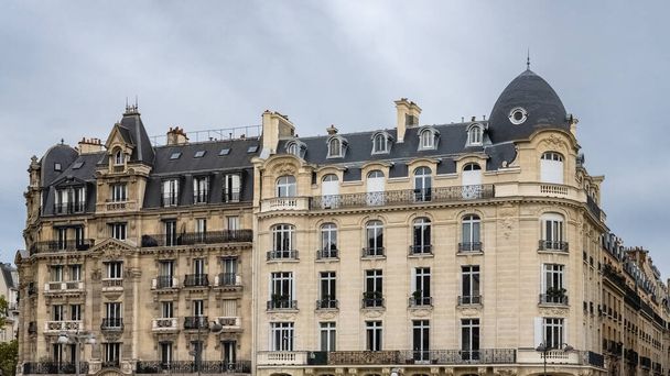 パリ、古代の建物のrue de Lyon,典型的なファサードと窓 - 写真・画像