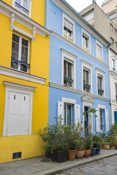 Париж, разноцветные дома на улице Кремье, типичная улица в 12e arrondissement - Фото, изображение
