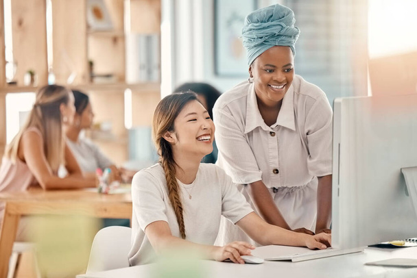 Разнообразие, помощь или обучение на компьютере в офисе веб-дизайн компании мозговой штурм идея с улыбкой. Азиатские, черные женщины и межрасовые веб-дизайнеры работают над проектом ux на рабочем месте - Фото, изображение