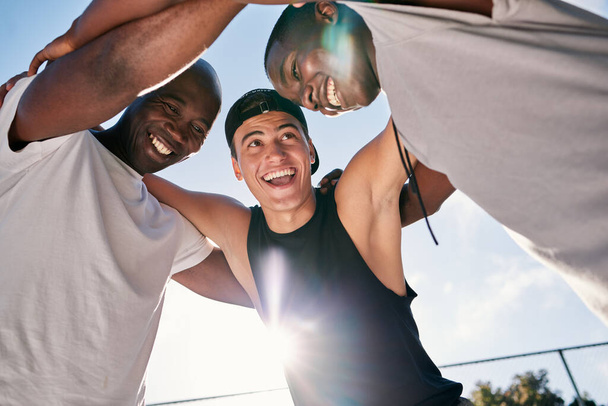 Przyjaciele sportowcy, różnorodność i społeczność w kręgu dla wsparcia, motywacji i zaufania z uśmiechem, szczęścia i inspiracji odkryty przed grą sportową. mężczyzna grupa lub zespół razem w zbierać dla fitness. - Zdjęcie, obraz
