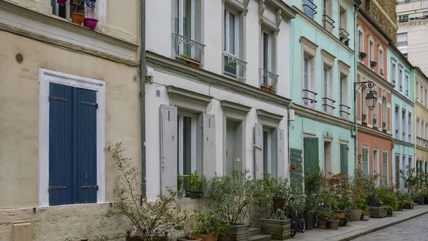 Париж, разноцветные дома на улице Кремье, типичная улица в 12e arrondissement - Фото, изображение