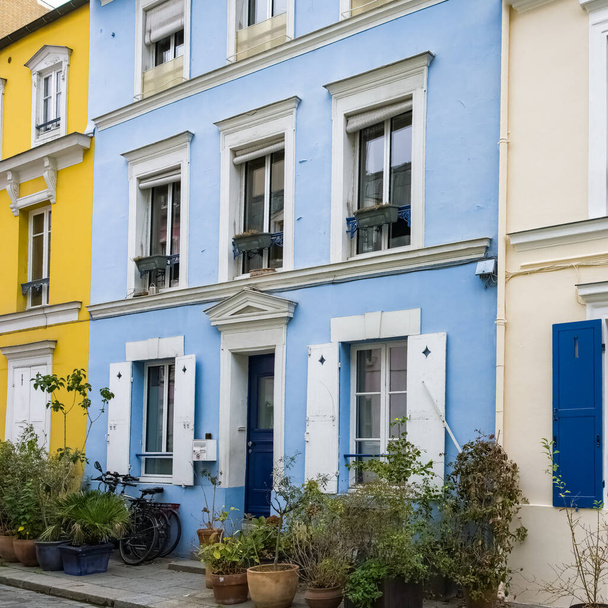 Paris, renkli evler Cremieux caddesi, 12. bölgedeki tipik cadde. - Fotoğraf, Görsel