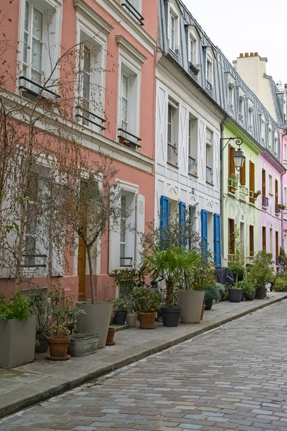 Párizs, színes házak rue Cremieux, tipikus utca a 12e arrondissement - Fotó, kép
