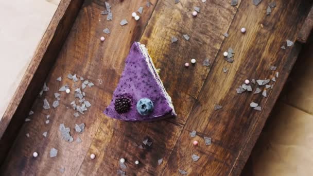 Provenzalischer Kuchen mit Blaubeeren und Lavendel auf einem Holzblech mit Verzierungen. - Filmmaterial, Video