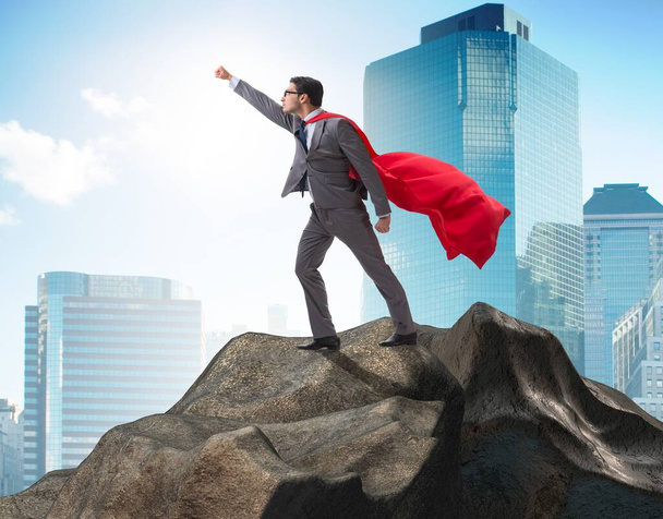Супергеройский бизнесмен на вершине горы - Фото, изображение
