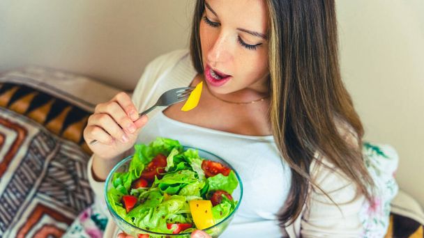 Pregnant healthy eating salad. Pregnancy woman eating nutrition healthy food. Healthy breakfast concept - Foto, Imagem