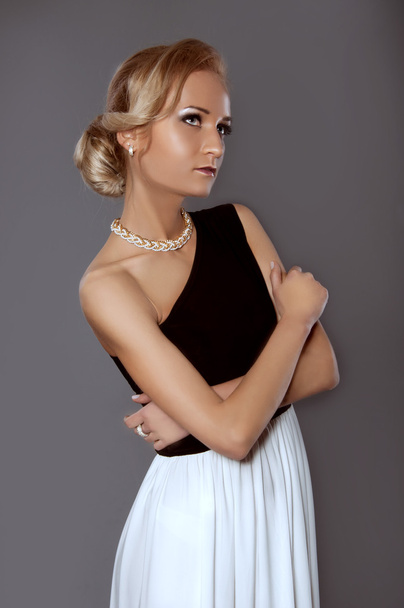 Portret pięknej kobiety blondynka w eleganckie czarne i w - Zdjęcie, obraz