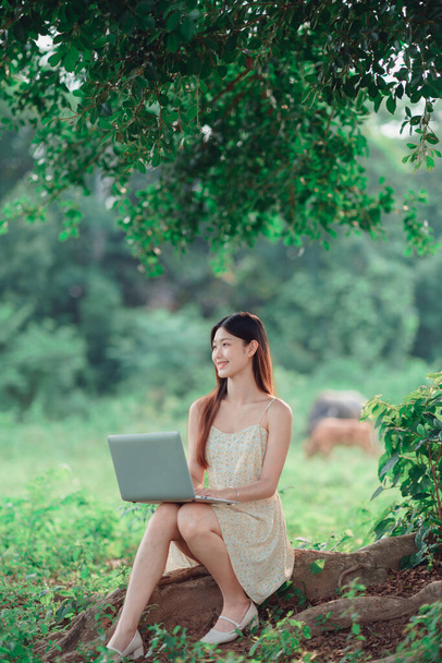 Das Mädchen benutzt einen Laptop im Wald - Foto, Bild
