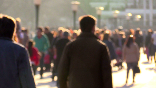 Menschenmenge auf einer Straße in der Stadt - Filmmaterial, Video