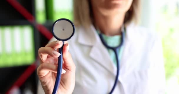 Žena, doktorka se stetoskopem v rukou, detailní záběr. Konzultace s plicníkem. Kardiolog zařízení - Záběry, video