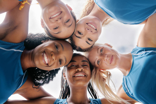 Portrait, women team and huddle together for sports game, motivation and smile for success. Diversity, female group or positive for training, match day or support for solidarity, teamwork or practice. - Fotoğraf, Görsel