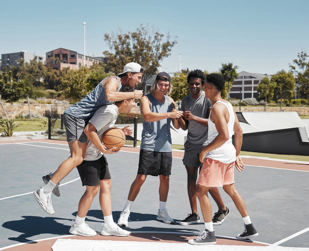Sport, týmová práce a přátelé s basketbalistou na hřišti pro vítěze, podporu a energii. Léto, fitness a cvičení s tréninkem basketbalistů a úspěchy pro hry, zdraví a cvičení. - Fotografie, Obrázek