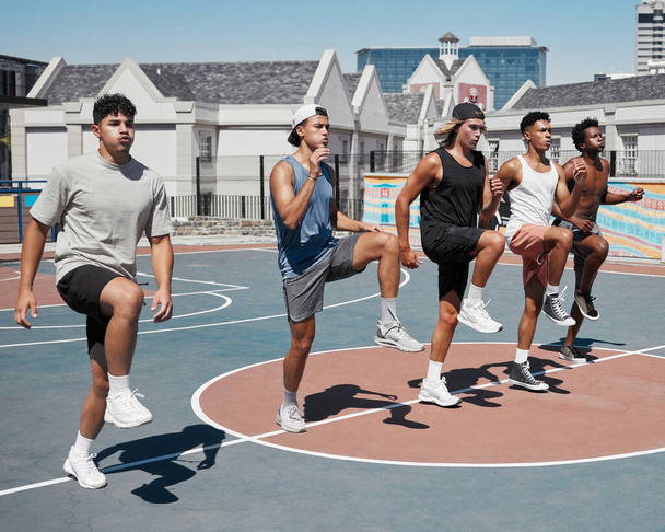 Basketbal, stretching en team training voor fitness, oefening en snelheid prestaties op basketbalveld. Workout, basketbalspelers en stretch warm up door mannen groep voorbereiding lichaam voor uithoudingsvermogen. - Foto, afbeelding
