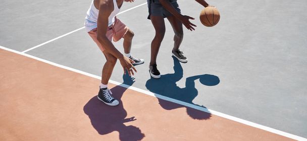Sport, fitness és kosárlabda edzés a férfiak által a kosárlabda pályán gyakorolni, gyakorolni és állóképesség kardio. Sport, kosárlabda játékos és barátai játszanak versenyképes játék szabadtéri, energia és edzés. - Fotó, kép
