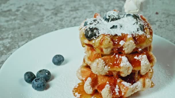 Belgische Waffeln zum Frühstück mit Honig und Beeren, Konzept zum Verkauf von Frühstückshonigbeeren. Hochwertiges 4k Filmmaterial - Filmmaterial, Video