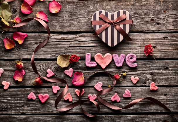 Wort Liebe mit herzförmigem Geschenkkarton - Foto, Bild