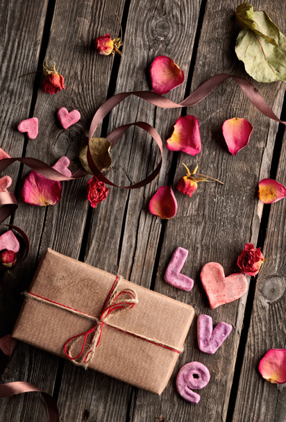 Palabra Amor y caja de regalo
 - Foto, imagen