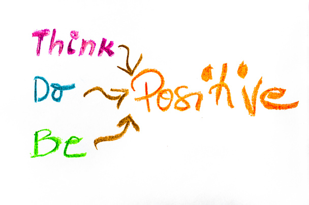 Piense positivo, escritura de la mano colorida en el papel, imagen conceptual del pensamiento positivo
 - Foto, imagen