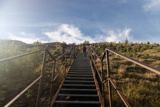 Escaliers raides menant au point de vue de l'observatoire Studlagil en Islande, connu pour ses formations rocheuses de basalte colonnaire et l'eau bleu-vert qui le traverse. - Photo, image