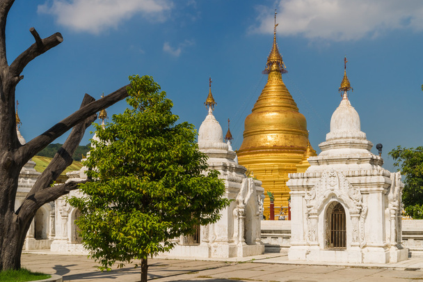 La pagode Kuthodaw à Mandalay
 - Photo, image