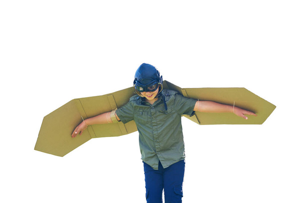 Езжай так далеко, как тебе вздумается. игривый маленький мальчик, притворяющийся самолетом с картонными крыльями - Фото, изображение