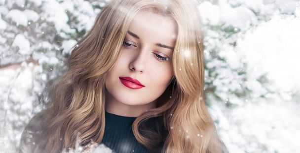 Belleza de invierno, Navidad y felices fiestas, hermosa mujer con peinado largo y maquillaje natural en el bosque nevado, nevando diseño de nieve como Navidad, Año Nuevo y estilo de vida de vacaciones estilo retrato - Foto, Imagen