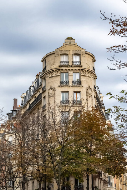 Paris, alte Gebäude Avenue Daumesnil, typische Fassaden und Fenster - Foto, Bild
