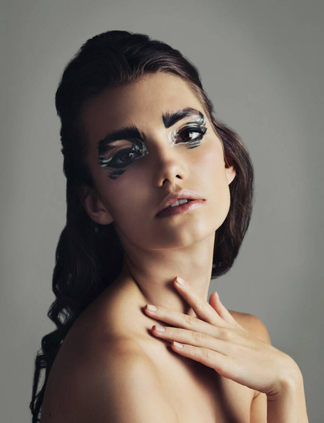 Χρησιμοποιήστε μακιγιάζ για να εκφράσετε τη δημιουργικότητά σας. Στιγμιότυπο στούντιο μιας ελκυστικής νεαρής γυναίκας που φοράει τολμηρό μακιγιάζ ματιών - Φωτογραφία, εικόνα