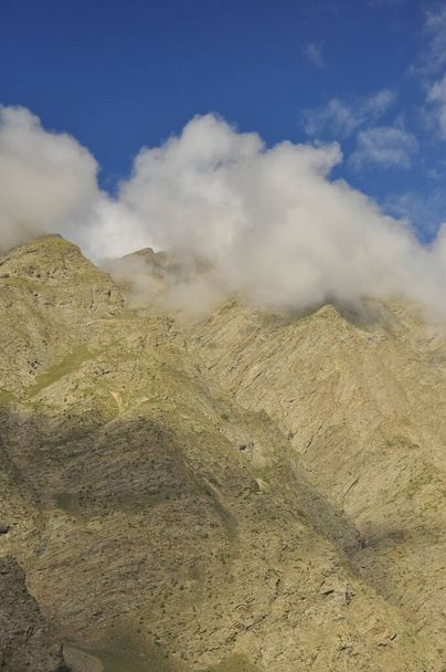 Mattina vista della montagna asciutta coperta dalla cima con nuvole a Darcha, Lahaul e Spiti, Himachal Pradesh, India  - Foto, immagini
