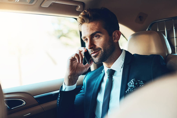 Být na telefonu je pohodlný způsob. pohledný mladý podnikatel na volání při dojíždění - Fotografie, Obrázek