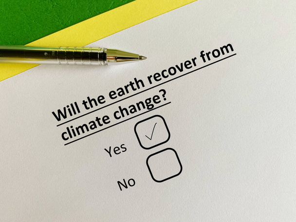 Jedna osoba odpowiada na pytanie dotyczące zmian klimatycznych. Uważa, że Ziemia wyzdrowieje po zmianach klimatu.. - Zdjęcie, obraz
