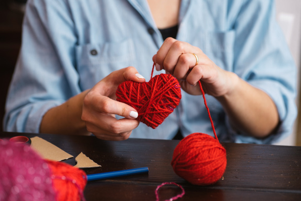 Creando corazón de lana roja
 - Foto, Imagen