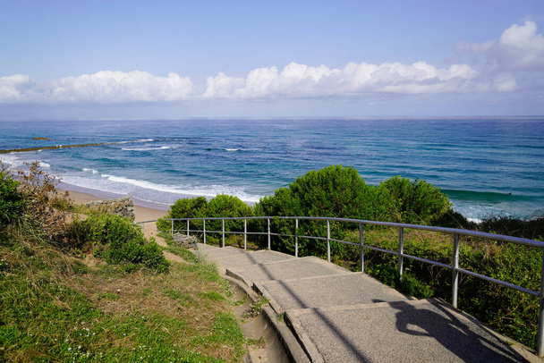 Παραλία σκάλα μονοπάτι στην άμμο φράχτη πρόσβαση στη θάλασσα σε Biarritz δυτική ακτή ωκεανού Ατλαντικού στη Γαλλία - Φωτογραφία, εικόνα