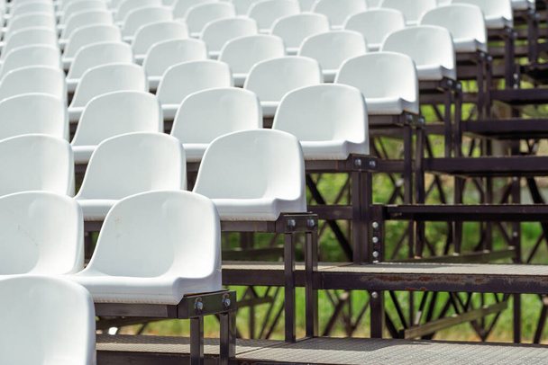 Sièges de tribune sur le stade sportif. Concept de fans, chaises pour le public, concept d'environnement culturel. sièges mpty, stade moderne - Photo, image