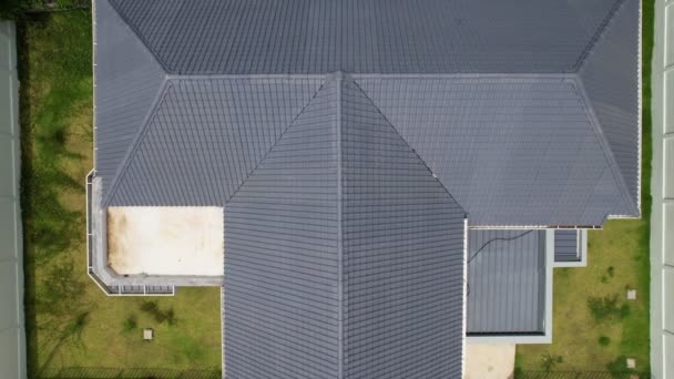 İnşaat alanının çatısı, bir evin çatısı, insansız hava aracı kamerasının üst görüntüsü. - Video, Çekim