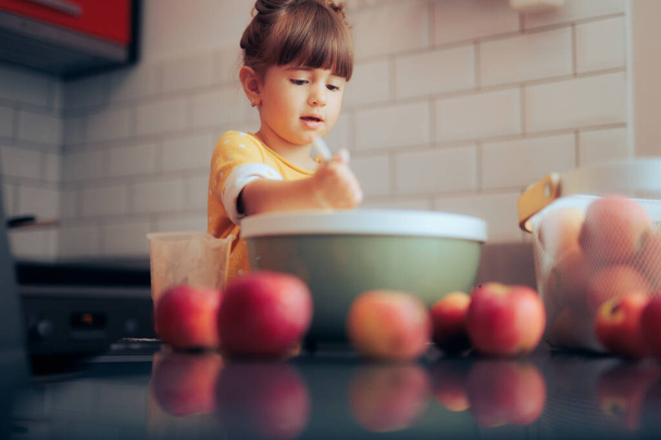 Little Girl Mixing Batter Making an Apple Pie - Foto, Imagem