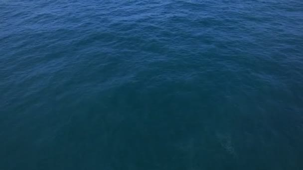 Vista aérea da superfície do mar textura da água fundo e reflexos do sol Avião voador drone vista Ondas textura da superfície da água no oceano tropical ensolarado - Filmagem, Vídeo